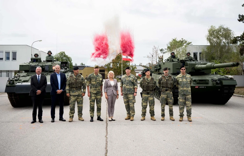 Модернізовані БМП Ulan і танк Leopard 2A4 під час церемонії передачі
