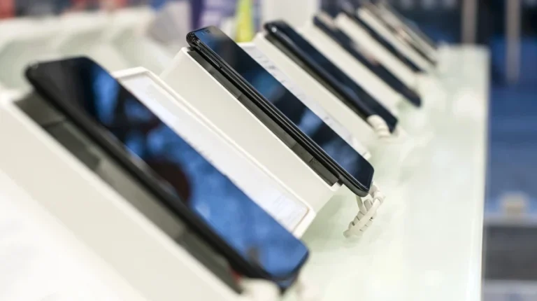 Дефіцит пам’яті продовжує обвалювати світові поставки смартфонів