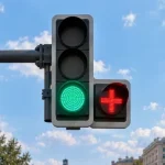 Червоний плюс на світлофорі: що означає незвичний сигнал для водіїв