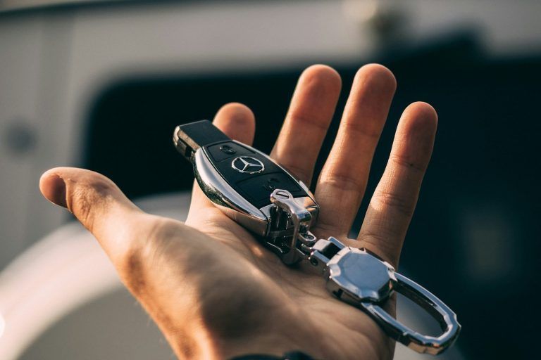 Поділ автомобіля при розлученні: власність, кредит і грошова компенсація